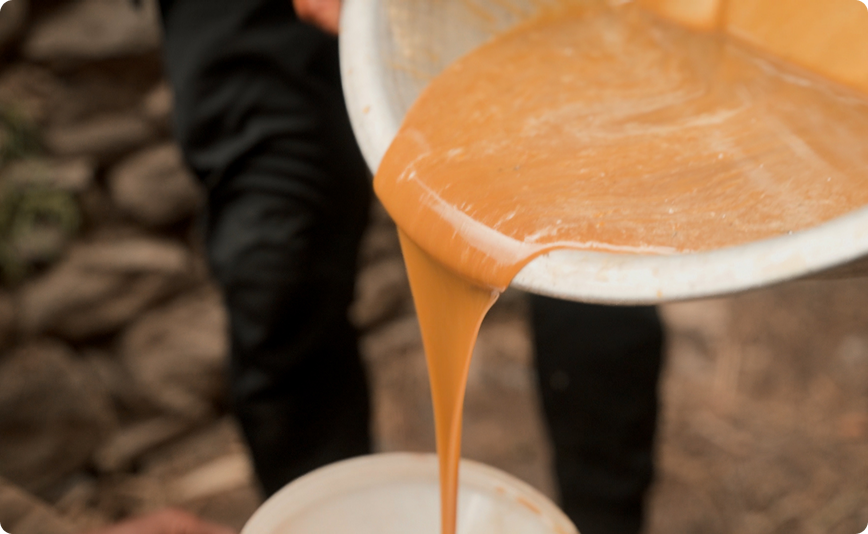 Mad honey grezzo versato da una ciotola sul campo